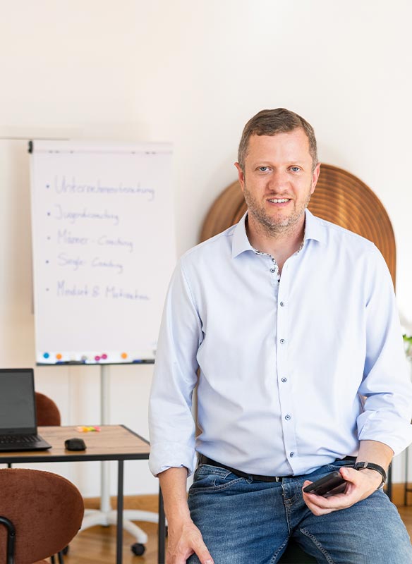 Coach Josef Mayer vor einem Flipchart