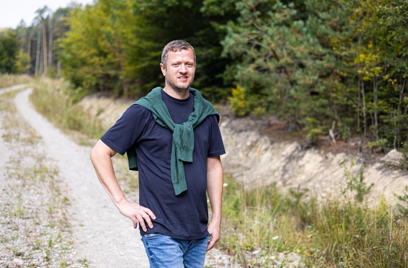 Coach Josef Mayer geht auf einem Feldweg