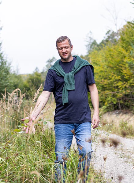 Coach Josef Mayer geht auf einem Feldweg