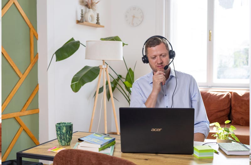 Jugend Coach Josef Mayer mit Headset und Laptop