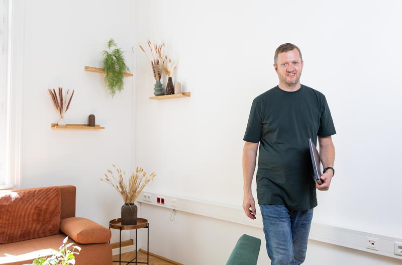 Jungunternehmer Coach Josef Mayer gehend im Büro