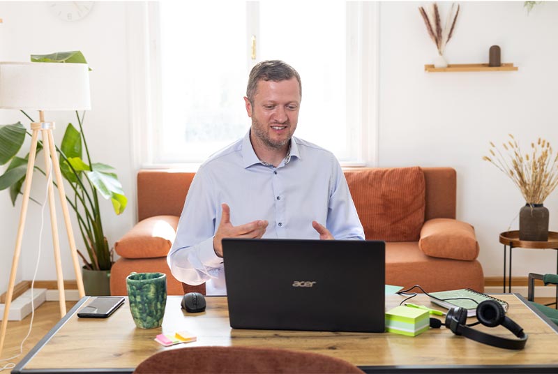 Single Coach Josef Mayer vor einem Laptop