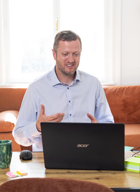 Single Coach Josef Mayer vor einem Laptop