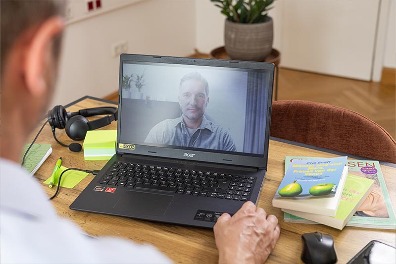 Online Coaching mit Josef Mayer am Laptop