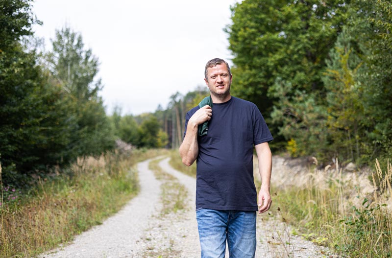 Coach Josef Mayer geht auf einem Feldweg